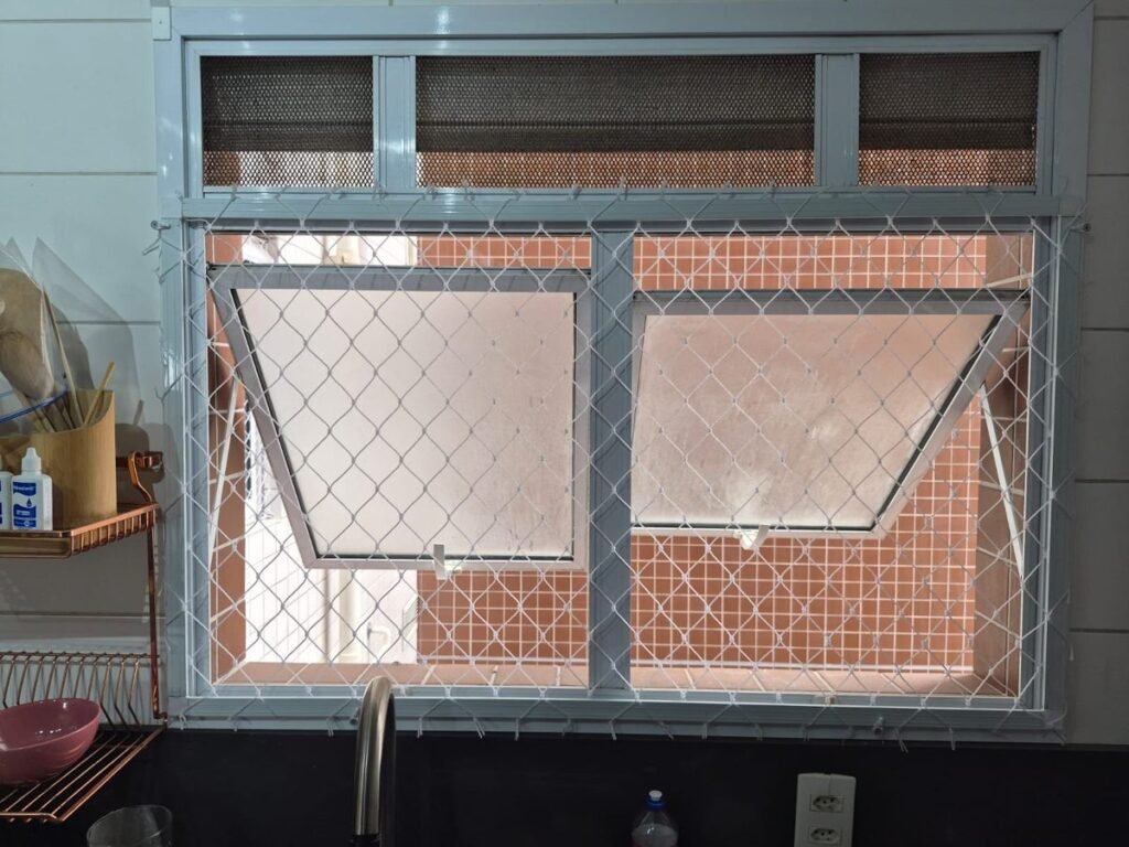 Commercial safe cate janela basculante rede protecao