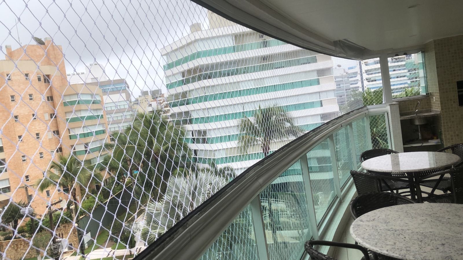 Rede de Proteção para Sacadas e Varandas - Alto Padrão Rede de proteção invisível vista da rua
